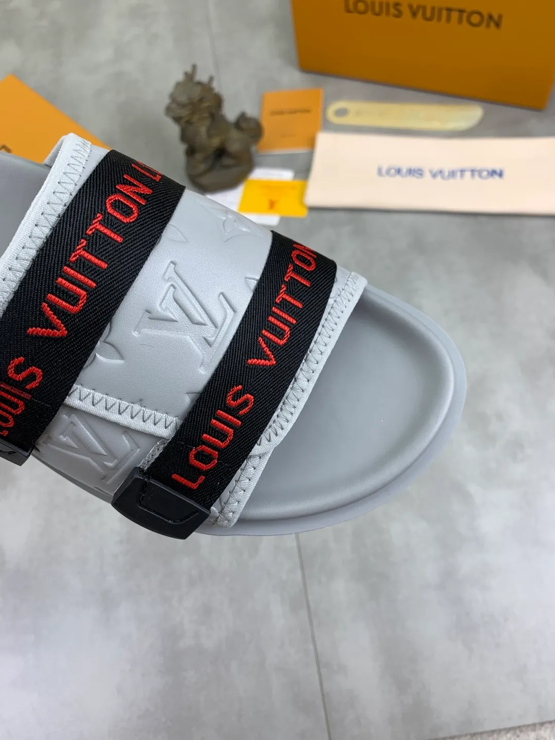 Men's shoes 💰P320💰【New style】🆘 Original quality 【LOUIS VUITTON】The popular Louis Vuitton LV men's slippers on the official website are on sale simultaneously! Original fabric imported from Italy, original factory special supply, code number: 38-44 (45 customized), many colors available